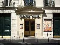 Rue des Mathurins au niveau du théâtre « Les Mathurins » (n°36) et à droite le théâtre « Michel » (n°38).