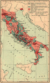 Carte de l'Italie, les territoires romains sont entremêlés de territoires alliés concentrés notamment dans les montagnes.