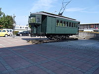 Ancien tramway à crémaillère exposé devant la gare SNCF