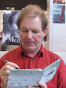 Michael Morpurgo en séance de dédicaceau Salon du Livre de Paris, en mars 2010.