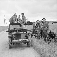 photographie des archives alliés représentant des soldats britanniques des commandos de la première brigade de service spéciale près de Ranville