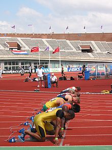 Photographie d'athlètes en place pour le départ d'un 100 mètres