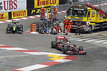 Photo de Lewis Hamilton précédant Heikki Kovalainen à la chicane de sortie du tunnel.
