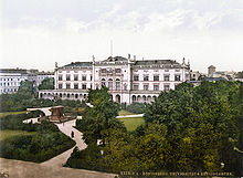 Photographie en couleurs datant (entre 1890 et 1905) de l'université Albertina de Kœnigsberg, où étudia Hoffmann. Derrière un bosquet d'arbres et un jardin se découpe la façade blanche du bâtiment principal.