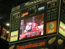 Photographie couleur d'un tableau d'affichage de hockey sur lequel deux joueurs se battent.