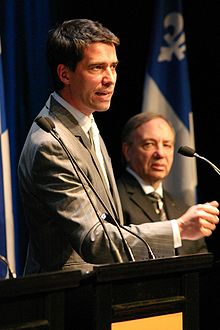André Boisclair, avec Louis Bernard en arrière-plan, lors d'un débat de la course à la chefferie de 2005.