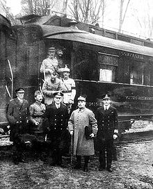 Photo prise juste après la signature de l'Armistice avec au premier plan le maréchal Foch, encadré par les amiraux britanniques Hope et Rosslyn Wemyss