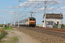 Passage d'une BB 26000 emmenant le train 3913 à destination de Bourges au PN 51.