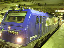 Une BB 27300 tractant une rame réversible de type VB 2N en gare de Paris-Montparnasse.