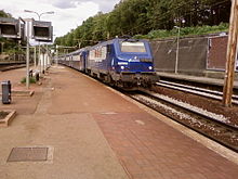 Une BB 27300 tractant une rame réversible de type VB 2N en gare de Chaville-Rive-Gauche.
