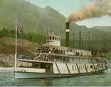 Un bateau à vapeur naviguant sur le Columbia vers 1910