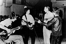 John Lennon, Paul McCartney, George Martin et George Harrison en studio