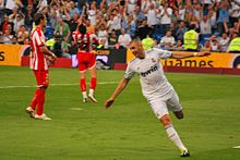 Photo de Benzema courant les bras écartés