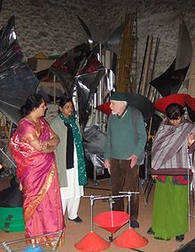 Bernard Baschet dans son atelier de Saint-Michel-sur-Orge en compagnie de visiteuses indiennes