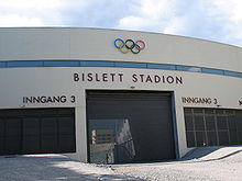 Une entrée du Bislett Stadion avec au-dessus le symbole des Jeux Olympiques, les cinq anneaux entrelacés