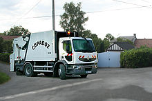 photographie représentant le véhicule COPADOZ de ramassage des ordures ménagères au bourg de Brucourt