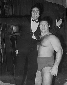 Bruno Sammartino (à droite) portant Mario Trevi.