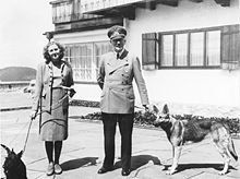 Eva Braun avec ses deux Scottish Terrier (Negus et Stasi), au côté d'Adolf Hitler et son Berger Allemand (Blondi).