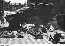 Bundesarchiv Bild 146-1971-042-18, Calais, Straßensperre, tote englische Soldaten.jpg