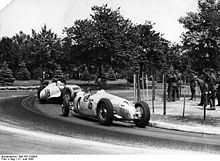  Photo de Caracciola devançant l'Auto Union de Bernd Rosemeyer pendant une course en 1936.