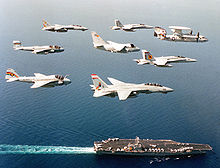 Avions de combat volant en formation au-dessus du Carl Vinson, en 1994.