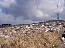 La photographie est prise depuis le Cap Blanc-Nez. On voit une colline en hiver, avec de nombreuses dépression arrondies, reste des bombardements de la 2nde Guerre Mondiale.