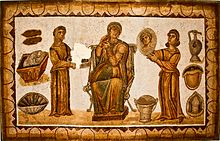Vue de la mosaïque représentant une matrone entourée de ses deux servantes l’aidant à se préparer.