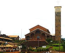 Vue de la Cathédrale de Kumbo (Cameroun) et de ses alentours