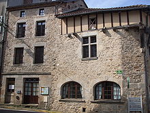 Une maison médiévale, à angle coupé afin de permettre aux carioles de tourner, rue Salardine dans le centre de Châlus