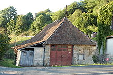 Un bâtiment de Châlus ayant conservé sa toiture en tuiles plates anciennes