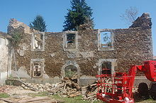Un chantier de réhabilitation d'un vieux bâtiment, appelé "L'auberge limousine" au coeur du centre historique de Châlus