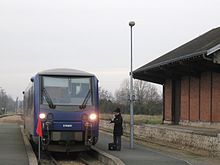 Train TER X 74501 en gare.