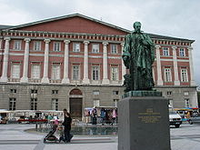 Photographie du palais de Justice de Chambéry, avec la statue d'Antoine Favre