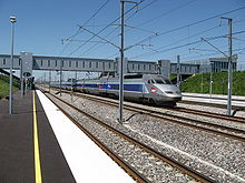Un TGV traverse la gare sans arrêt.