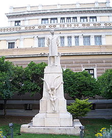 La statue de Charilaos Trikoupis à Athènes