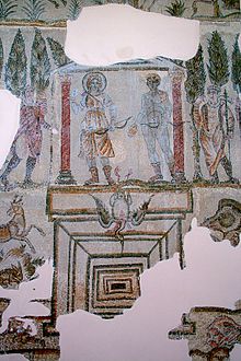 Détail de la mosaïque de la chasse à la grue : Apollon et Diane sont figurés dans un temple, une grue est placée entre eux en guise d’offrande.