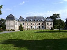 Façade du château de Villebon-sur-Yvette en pierre de taille à trois niveaux, le dernier mansardé par un toit d’ardoise.