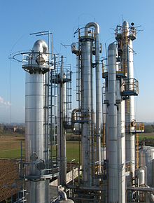 Photographie d'installations industrielles montrant des colonnes de distillation.