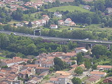 Photographie montrant l'autoroute A 75 (pont) au-dessus du village de Coudes