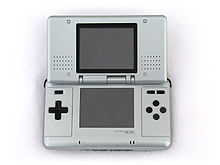 Nintendo DS ouverte et vue de dessus.