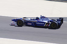 Photo de Damon Hill en démonstration dans la Williams FW18 à Bahreïn en 2010