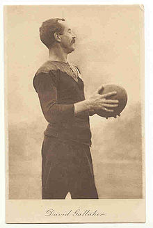 Dave Gallaher, international néo-zélandais, capitaine; portrait en tenue de match avec le ballon dans les mains.