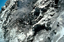 Johnston escaladant le mont Saint Helens.