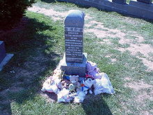 Peluches diverses déposées au pied de la tombe de Goodwin
