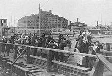 Les immigrants européens débarquent à Ellis Island, à New York (1902)