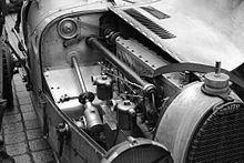 Photographie en noir et blanc du moteur 8 cylindres en ligne de la Type 35
