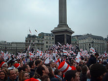 La foule de supporteurs anglais célébrant la victoire de l'Angleterre en coupe du monde à Trafalgar Square.