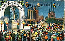 Carte postale ancienne représentant une statue de StMartin et une foule portant des lampions