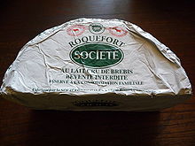 La photographie couleur présente un demi fromage de la marque « société ». Il est précisé sur l'emballage que ce fromage est destiné à la consommation familiale des éleveurs bénéficiaires et ne peut être vendu.