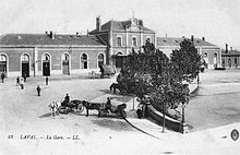Le bâtiment voyageurs et la cour de la gare vers 1900